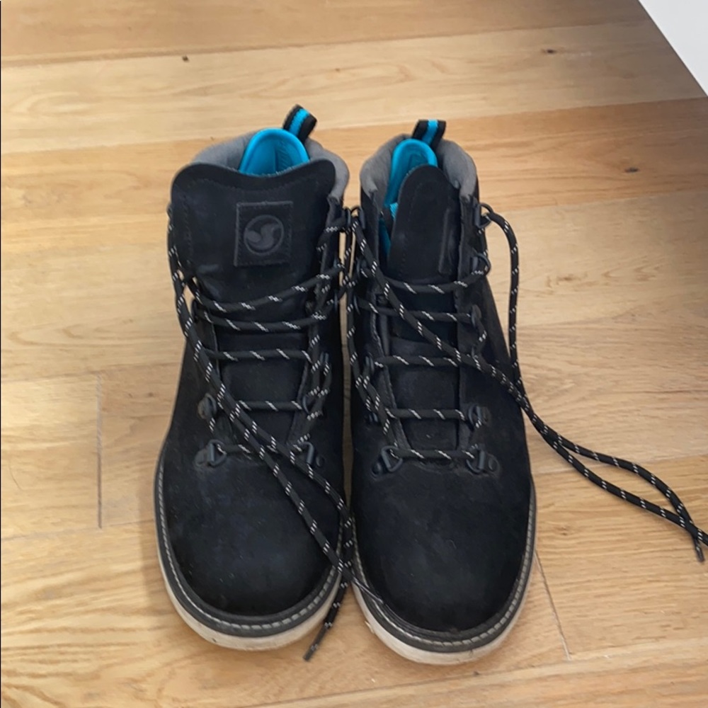 Men’s dvs boots with electric blue detail